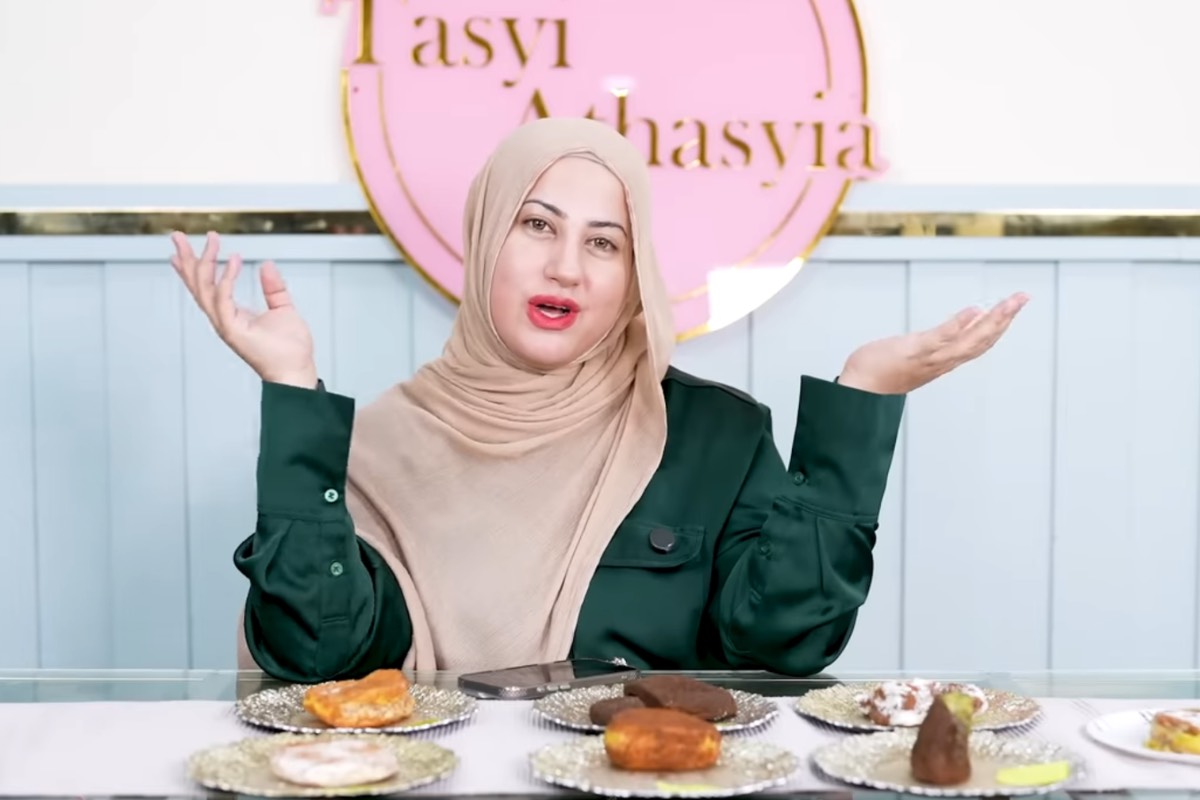 Tasyi Athasyia mengulas makanan viral Blok M (Dok. Youtube: Tasyi Athasyia)