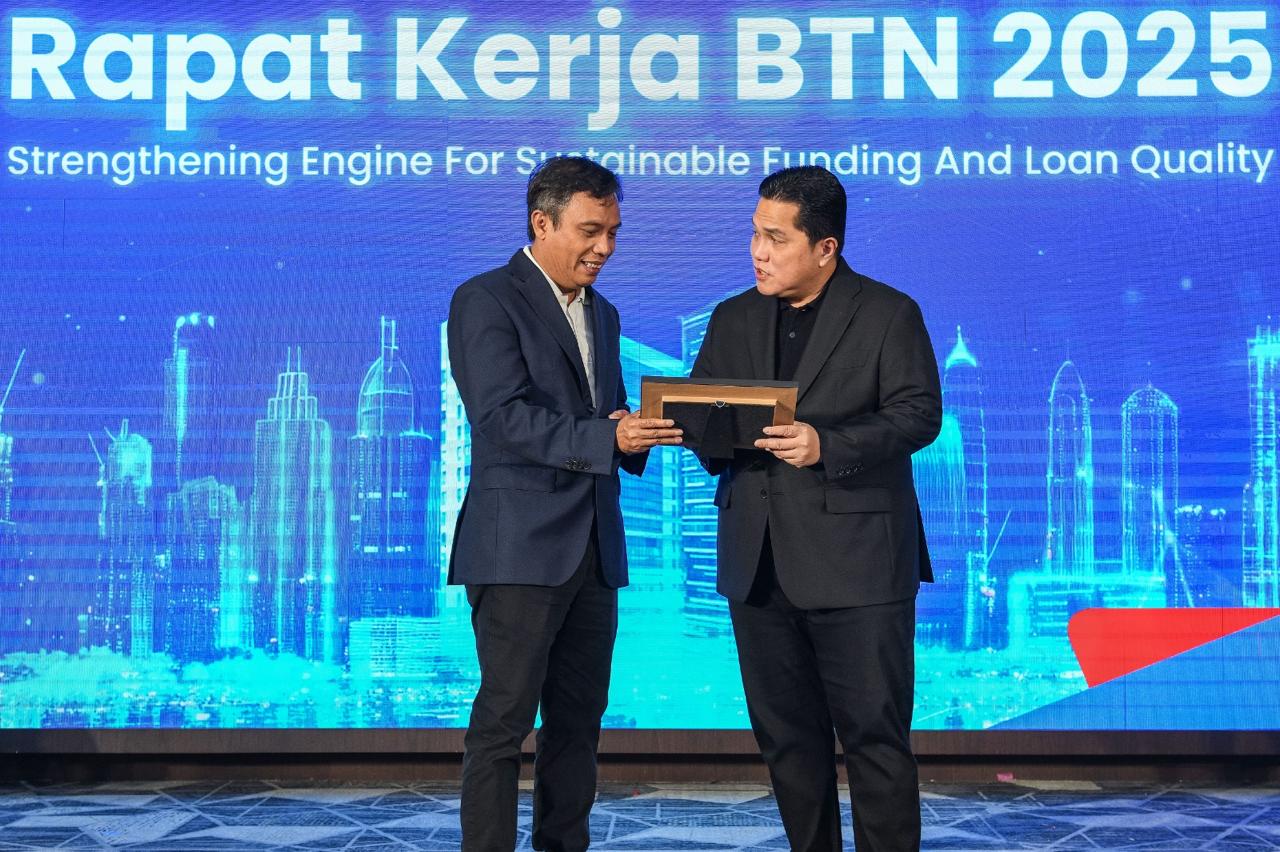 Menteri BUMN Erick Thohir berbincang  bersama Direktur Utama BTN Nixon LP Napitupulu dalam Rapat Kerja BTN 2025.