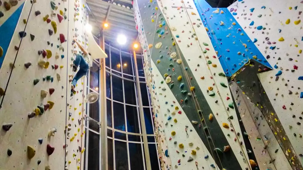 Wahana wall climbing indoor Bremgra, Serpong Tangsel
