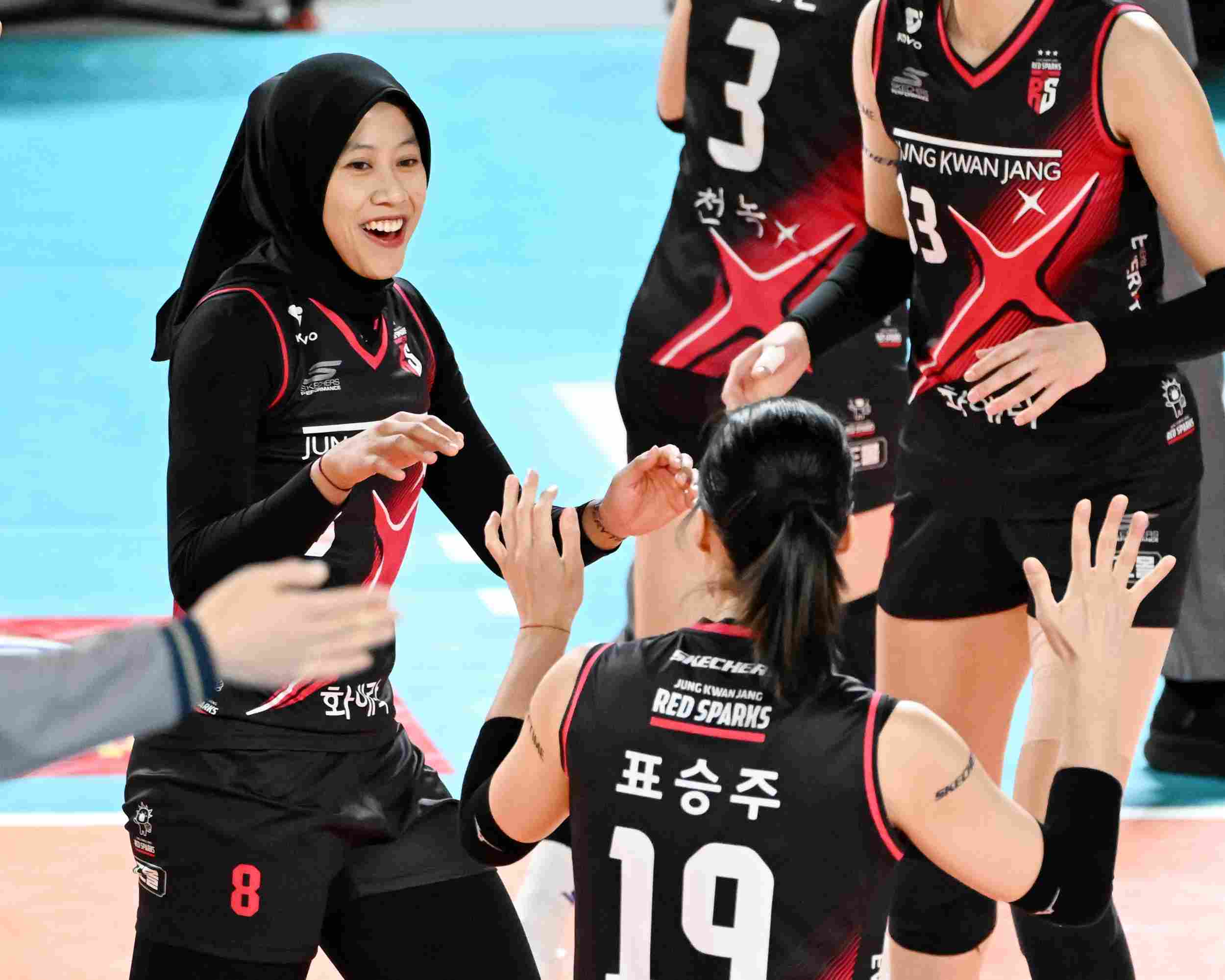 Megawati Hangestri (kiri) saat membela Red Sparks melawan IBK Altos (31/12). Red Sparks menang 3-0 sekaligus memperpanjang rekor belum pernah kalah dalam 8 pertandingan. (Foto: KOVO)