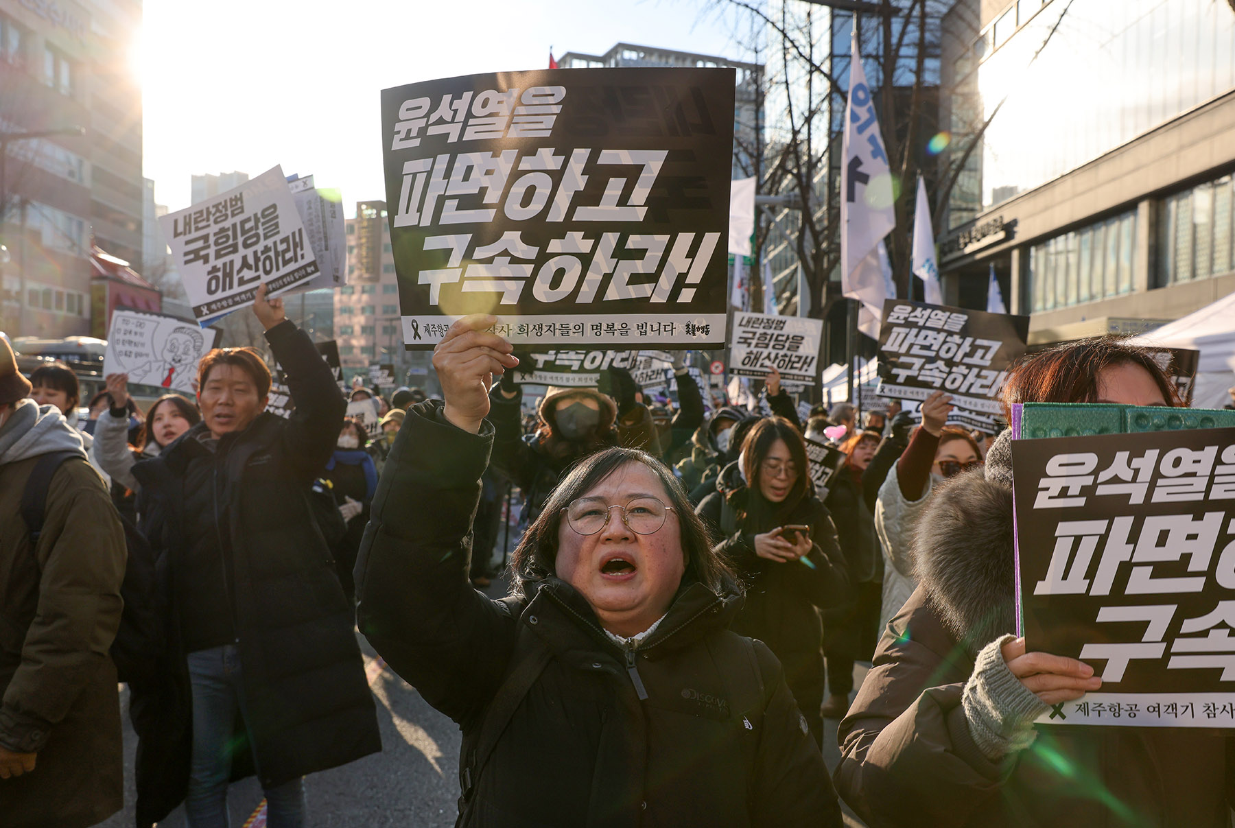 Pengunjuk rasa menerikan protes-nya di Seoul, Korea Selatan (4/1/2025).