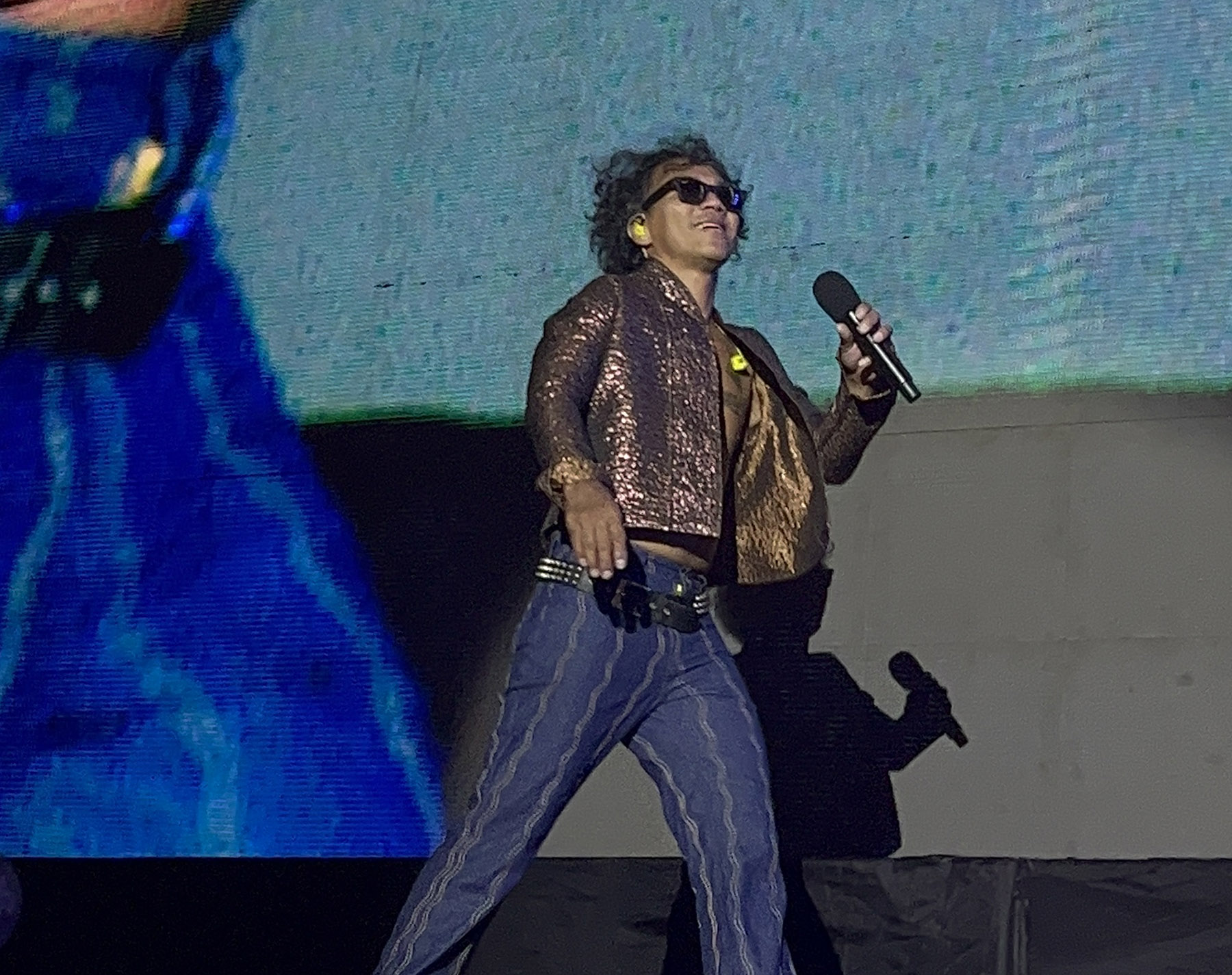 Vokalis Slank, Akhadi &rsquo;&rsquo;Kaka&rdquo; Satriaji, tampil di konser Pasar Malam Empat Satoe pada Sabtu (4/1) di JIExpo Kemayoran. Slank membawakan 26 lagu. Di antaranya, Terlalu Manis, Kamu Harus Cepat Pulang,