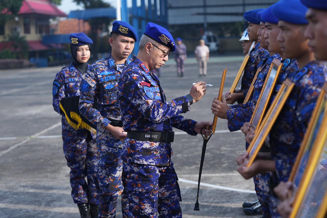 Kakorpolairud Irjen M. Yasin Kosasih saat mencoret foto para personel yang di-PTDH alias dipecat. Pencoretan tanda personel tidak lagi menjadi anggota Polri.