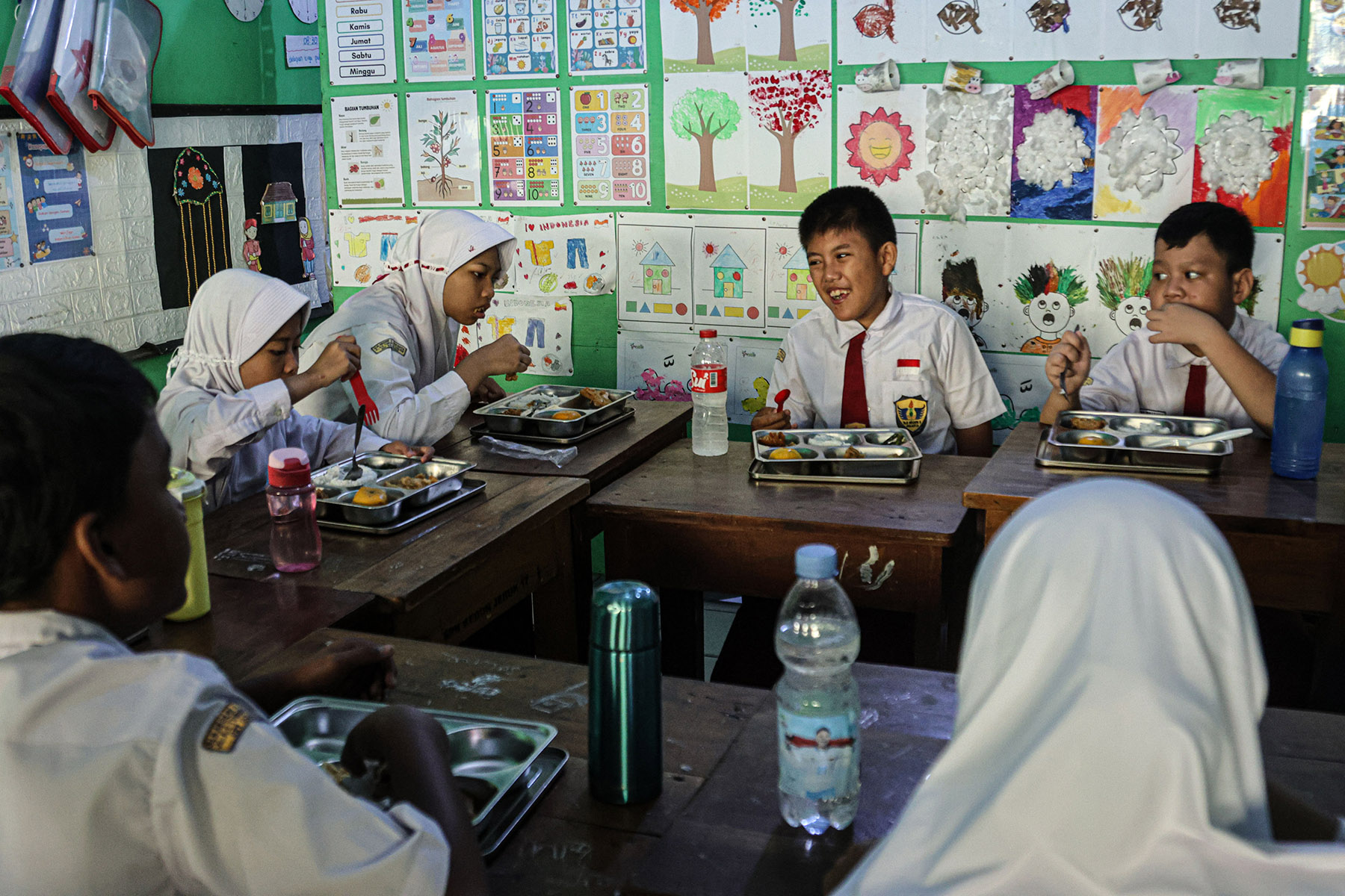 Sejumlah siswa berkebutuhan khusus menyantap menu Makan Bergizi Gratis (MBG) di SLB Negeri 5 Jakarta, Jakarta, Senin (06/01/2025). Makan bergizi gratis hari ini akan mengoperasikan 190 satuan pemenuhan pelayanan gizi (SPPG) atau setingkat dapur. Setiap SP