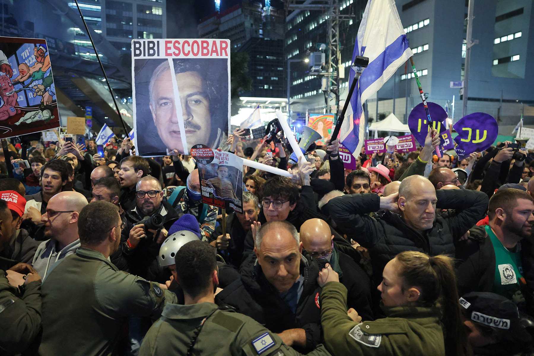 Warga Israel bentrok dengan aparat saat demo di kementerian pertahanan di Tel Aviv, 4 January 2025.