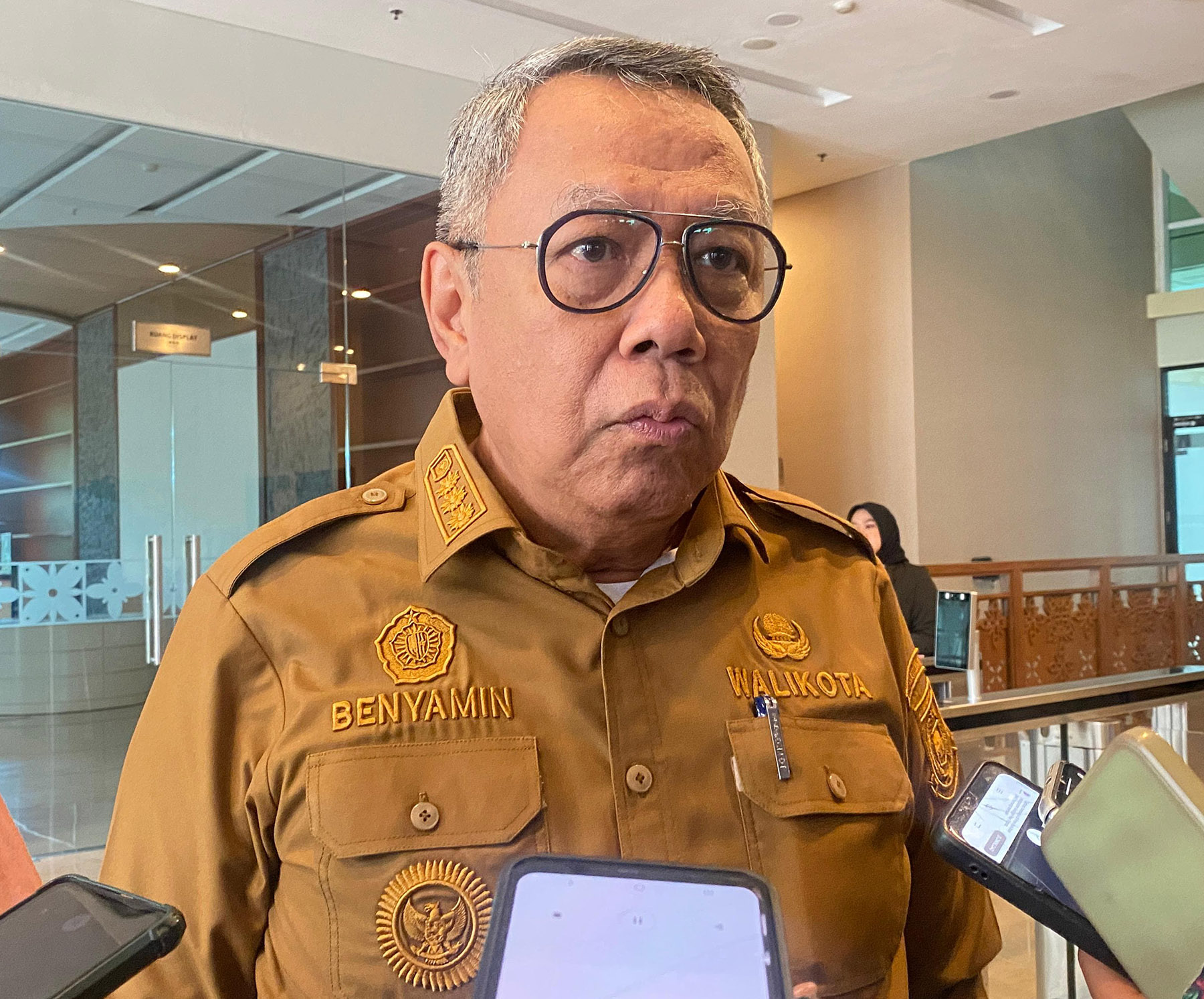 Wali Kota Tangsel Benyamin Davnie saat diwawancarai terkait rencana pembangunan PSEL Kota Tangsel.