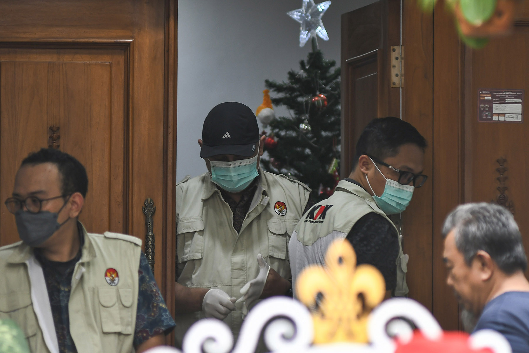 Sejumlah penyidik KPK menggeledah rumah Sekjen PDI Perjuangan Hasto Kristiyanto di Villa Taman Kartini, Bekasi, Jawa Barat, Selasa (7/1/2025). Penyidik KPK menggeledah rumah Hasto Kristiyanto yang ditetapkan sebagai tersangka karena diduga terlibat dalam