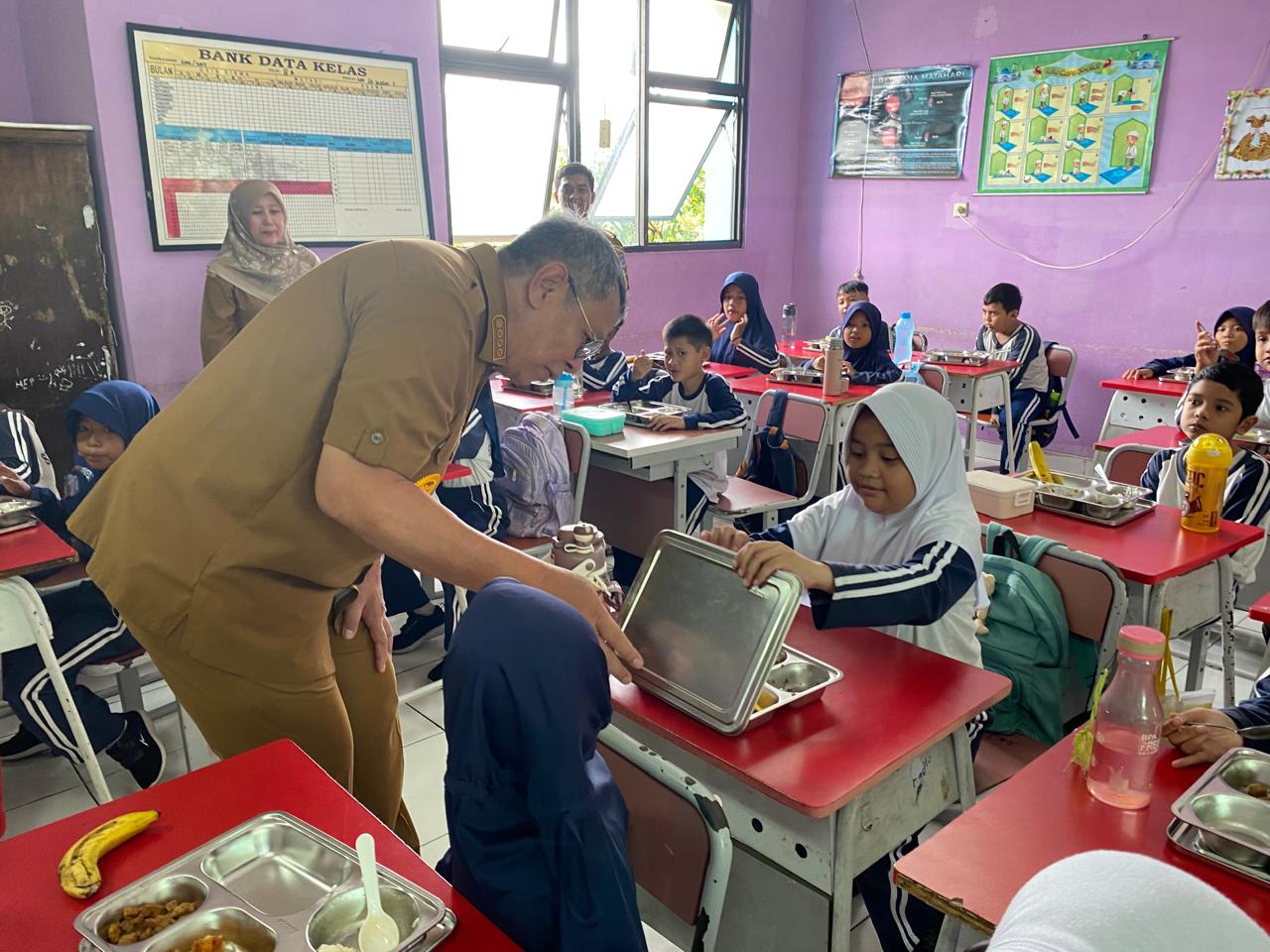 Wali Kota Tangsel Benyamin Davnie meninjau program Makan Bergizi Gratis. (Muhtamimah/Jawa Pos)