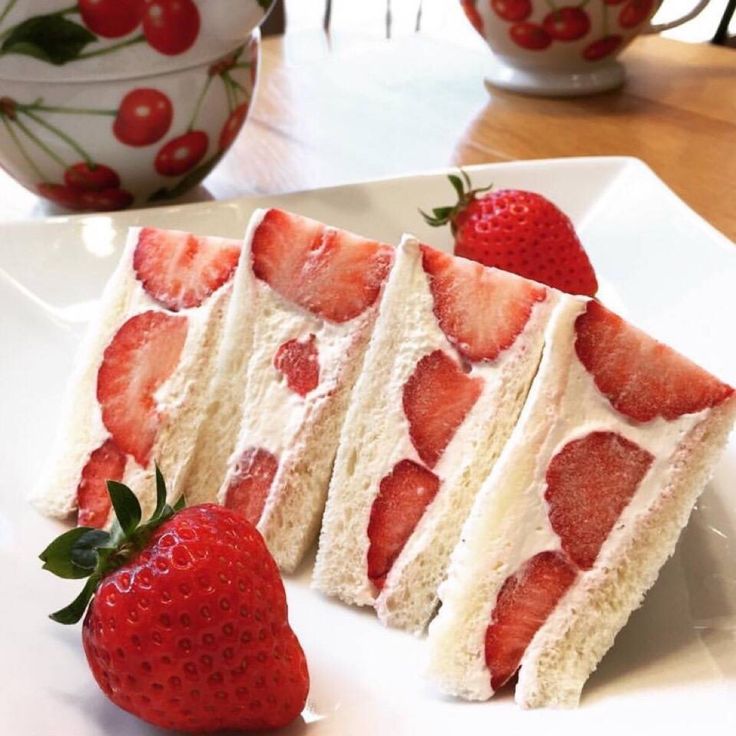 Resep Mudah Sandwich Strawberry Cream Sando ala Jesselyn MCI 8 (Dok. Cheersonic Food Images)