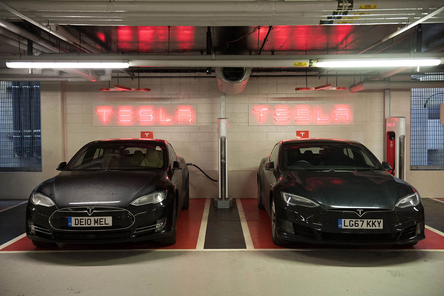 Mobil listrik Tesla sedang diisi dayanya di stasiun Tesla Supercharger, di pusat perbelanjaan Westfields di London barat pada tanggal 19 Desember 2017. (FOTO: Justin TALLIS / AFP)