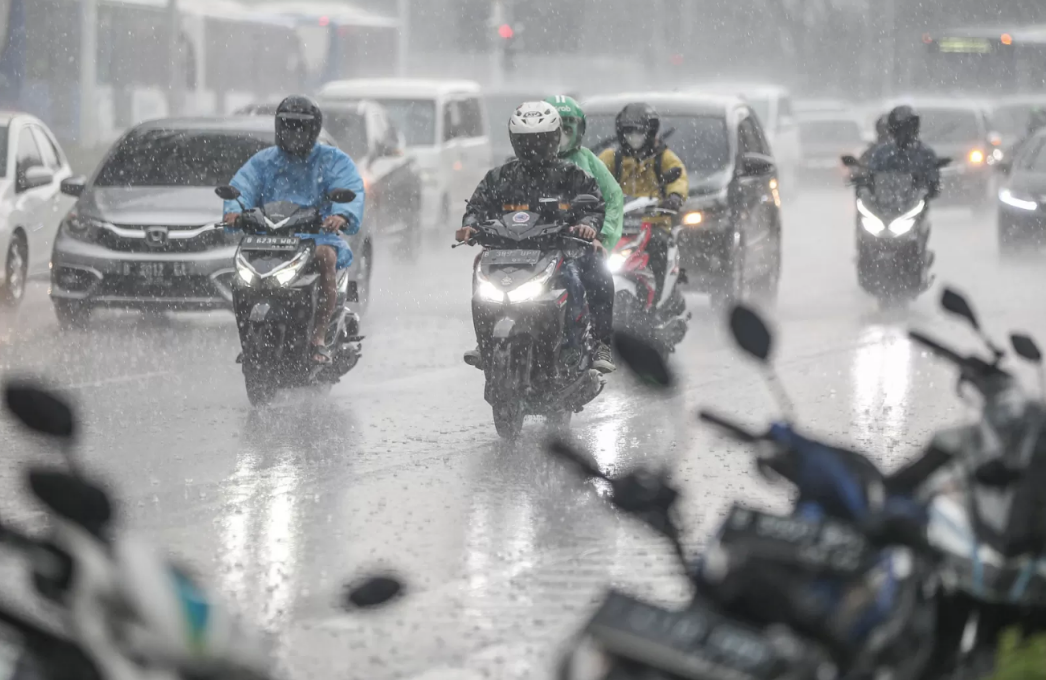 Pengendara motor menerobos hujan deras di kawasan Sudirman, Jakarta, Senin (7/11/2022).