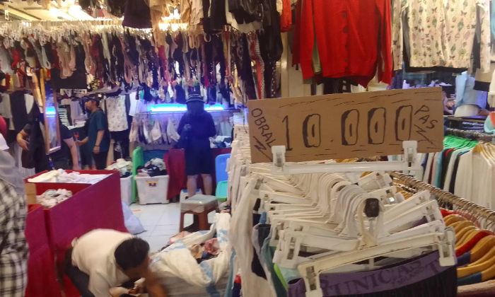 Baju thrifting.