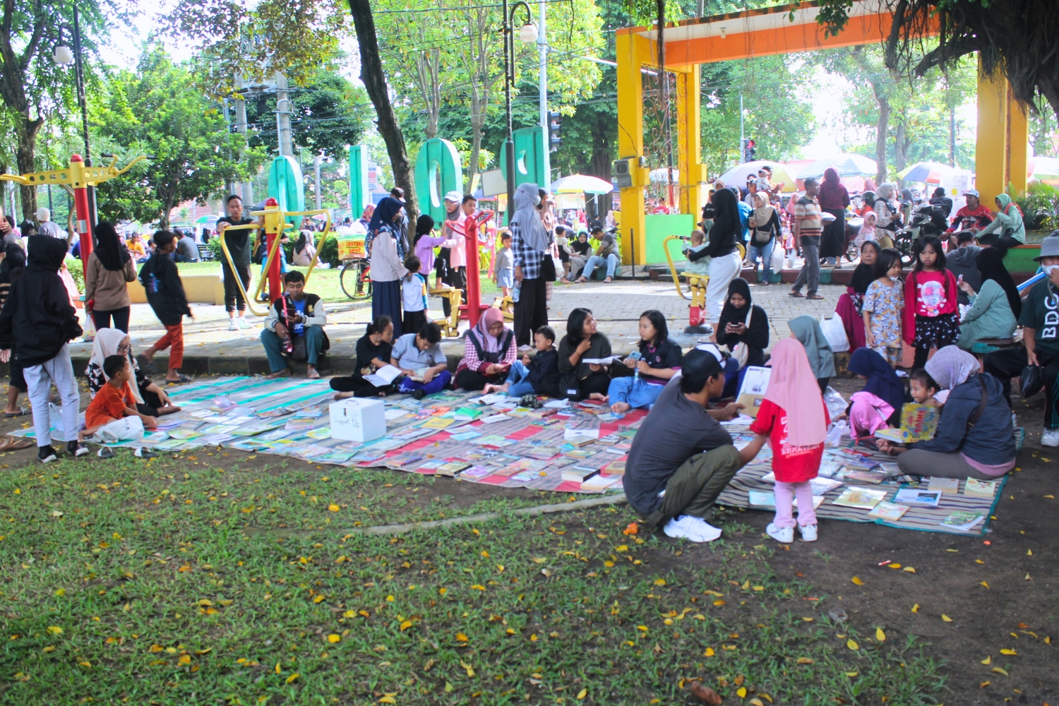 Ilustrasi kegiatan perpustakaan jalanan diminati untuk membaca buku secara gratis