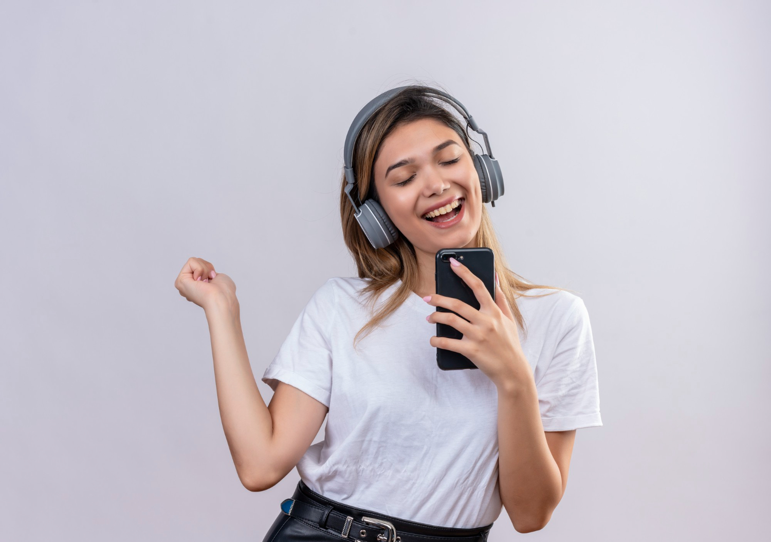Ilustrasi orang mendengarkan musik