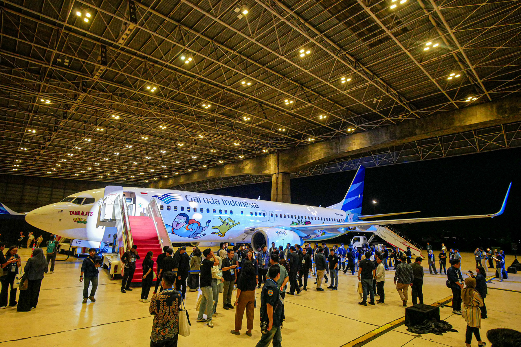 Sejumlah pengunjung melihat peluncuran livery di Pesawat Garuda di Hanggar 2, Garuda Maintenance Facilities (GMF) Afro-Asia, Bandara Soekarno-Hatta, Tangerang, Jumat (17/01/2025). Kementerian Ekonomi Kreatif/Badan Ekonomi Kreatif (Kemenekraf/Bekraf) mengg
