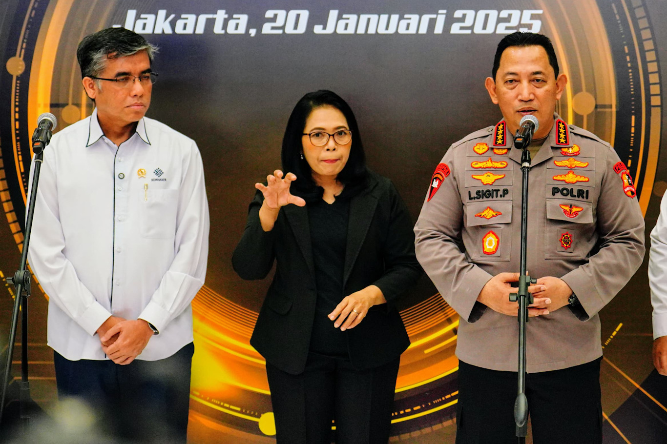 Kapolri Jenderal Listyo Sigit Prabowo bersama Menteri Ketenagakerjaan Prof. Yassierli saat meresmikan Desk Ketenagakerjaan Polri. (Mabes Polri)