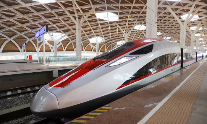 Kereta Cepat Jakarta-Bandung Indonesia secara resmi kini memiliki nama sebutan yakni Whoosh. (Dok. DERY RIDWANSAH/JAWAPOS.COM)