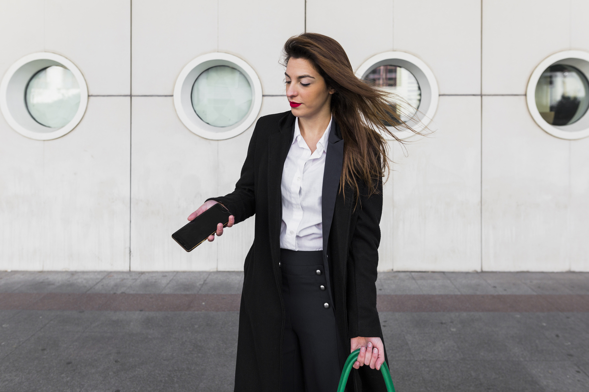 Ilustrasi ide outfit simpel kerja wanita