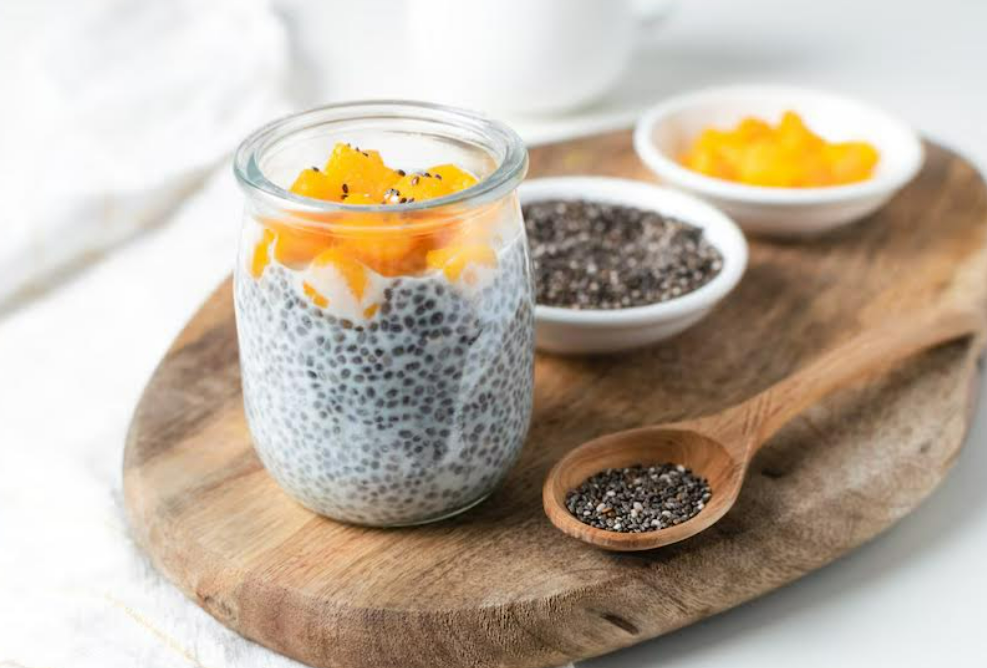 Puding chia dengan susu almond dan mangga