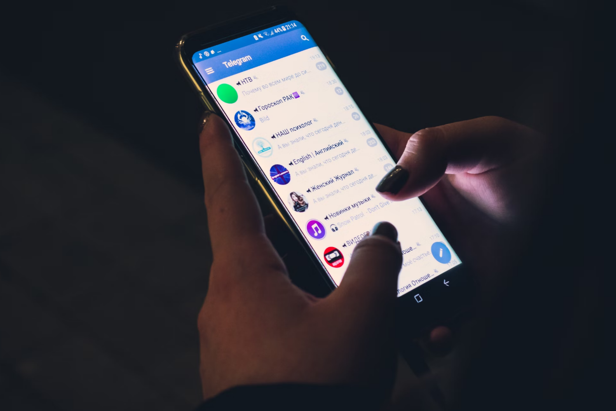 Ilustrasi sedang membuka aplikasi telegram