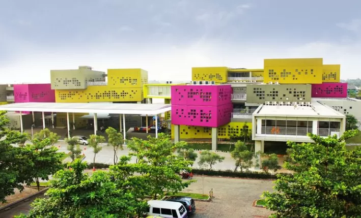 Gedung Binus School Serpong tampak depan (Dok. serpong.binus.sch.id)