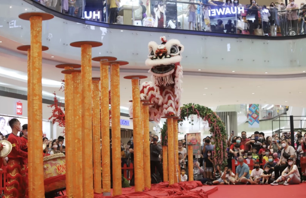 Atraksi barongsai memeriahkan perayaan Imlek