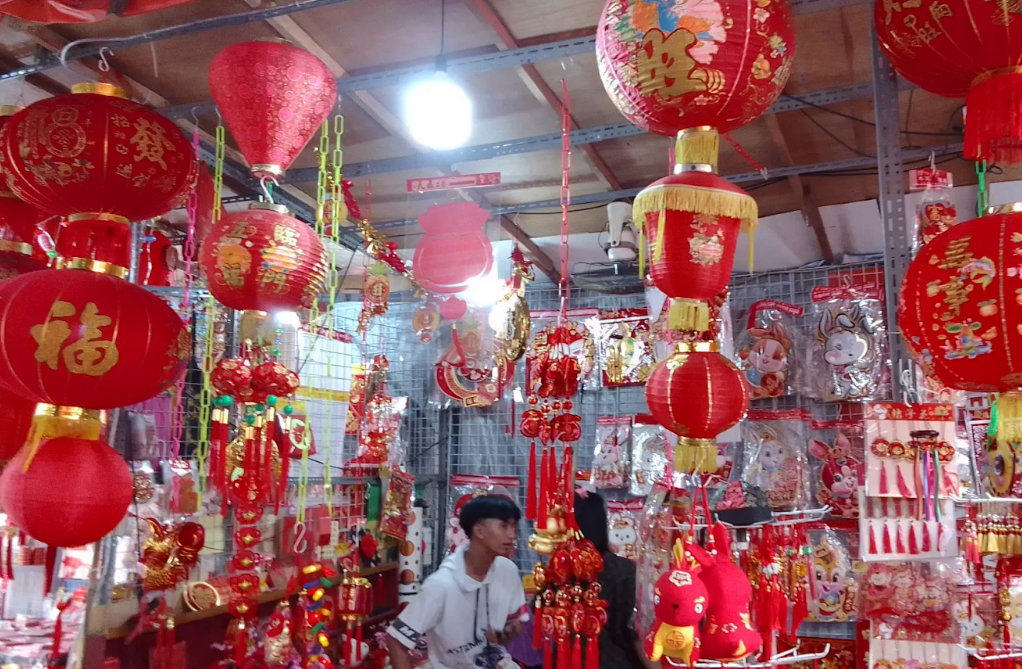 Glodok Chinatown di Jalan Pancoran, Glodok, Taman Sari, Jakarta Barat terlihat ramai jelang perayaan tahun baru Imlek 2023.