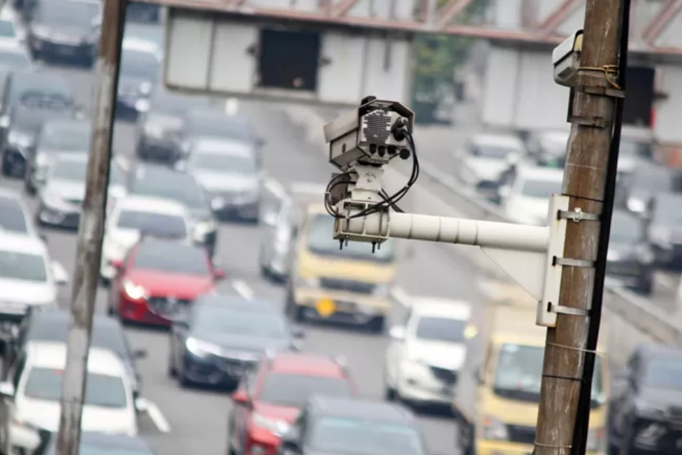 Polri memberlakukan sistem tilang elektronik atau Electronic Traffic Law Enforcement (ETLE).