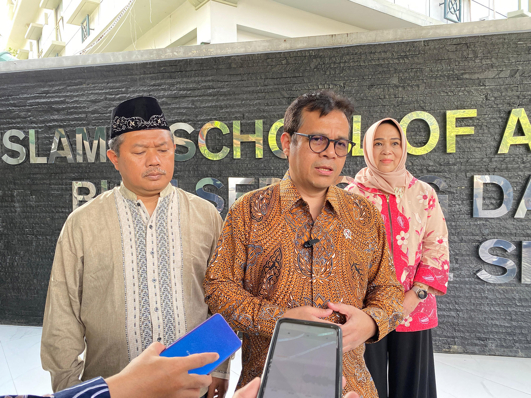 Wakil Menteri Komunikasi dan Digital (Wamenkomdigi) Nezar Patria usai menghadiri kegiatan Edu Fair 2025 di SMA Al Azhar BSD, Serpong, Jum