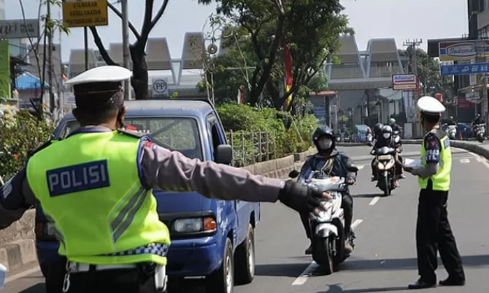 Pengendara sepeda motor mendapat tindakan tilang karena melanggar peraturan di jalan Margonda, Depok, Jawa Barat, Sabtu (22/08/2020). (Dok. Dery Ridwansah/JawaPos.com)