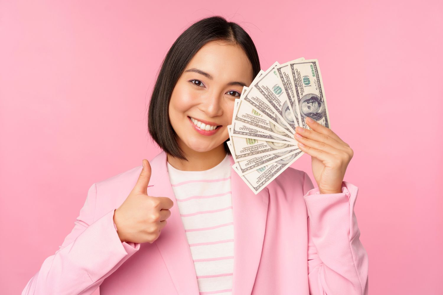 Ilustrasi afirmasi membentuk pola pikir positif dalam menarik kekayaan di tahun 2025. (Freepik)