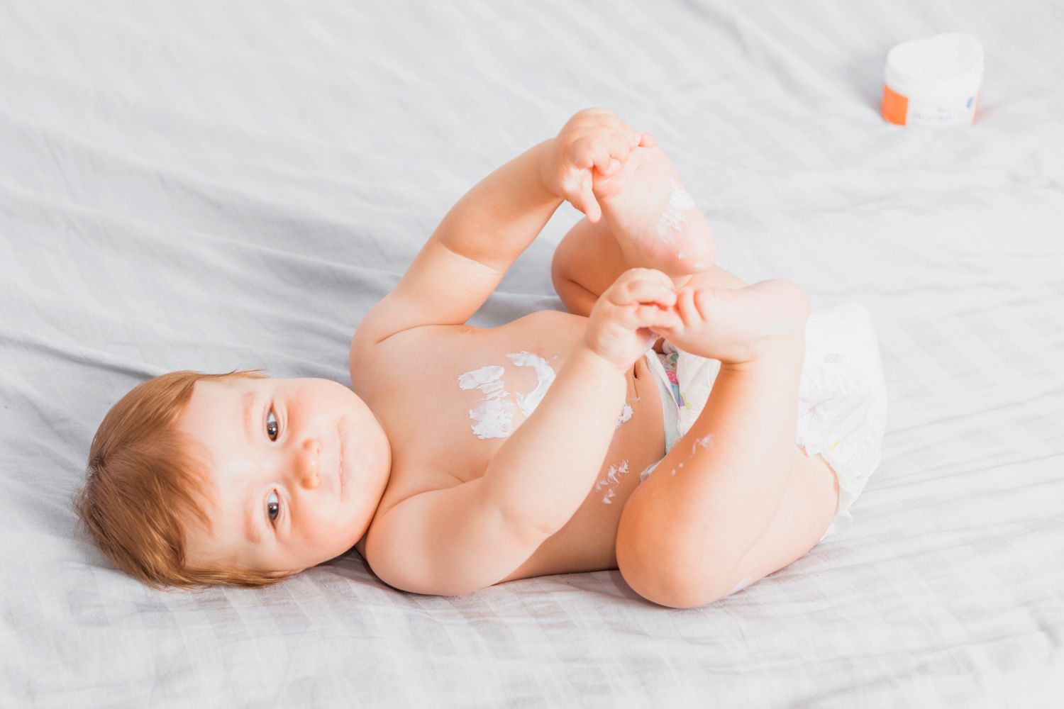 Ilustrasi menggunakan baby lotion pada bayi. (Freepik)