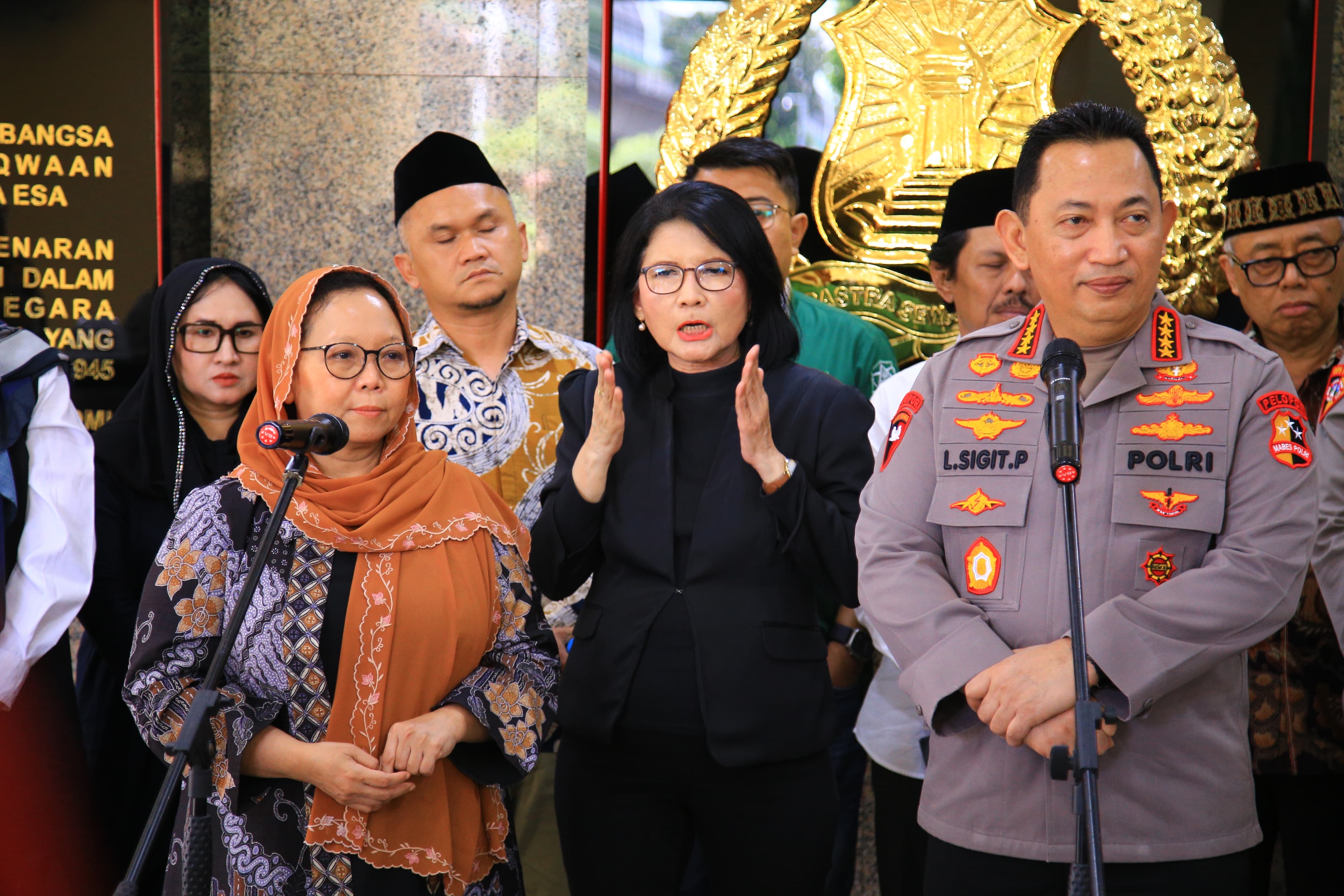 Kapolri Jenderal Listyo Sigit Prabowo memberikan keterangan bersama Ketua PBNU Alissa Wahid. (Mabes Polri)