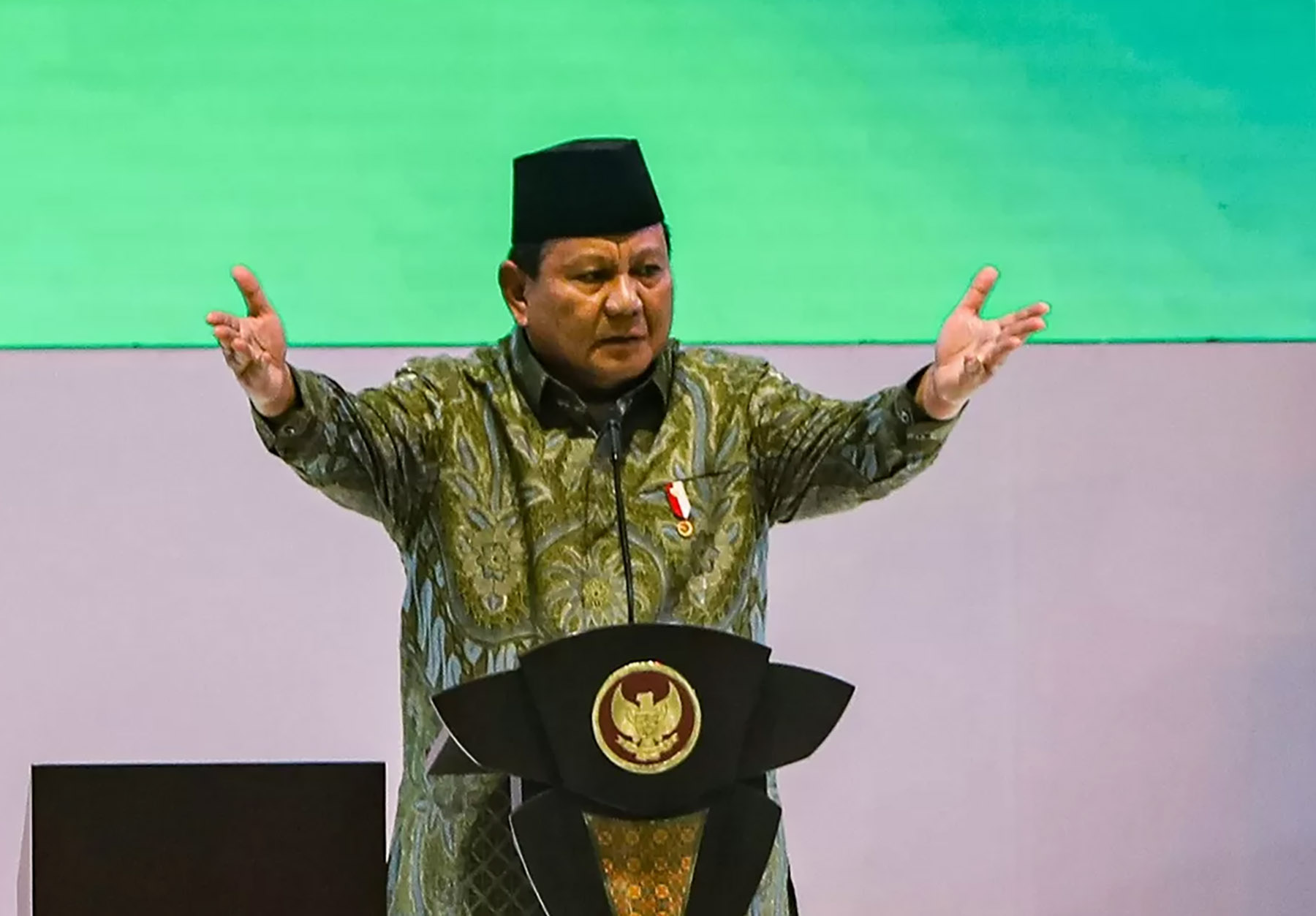 Presiden Republik Indonesia Prabowo Subianto memberikan sambutan pada acara Harlah Nahdlatul Ulama di Istora Senayan, Jakata, Rabu (5/2/2025). (Salman Toyibi/ Jawa Pos)