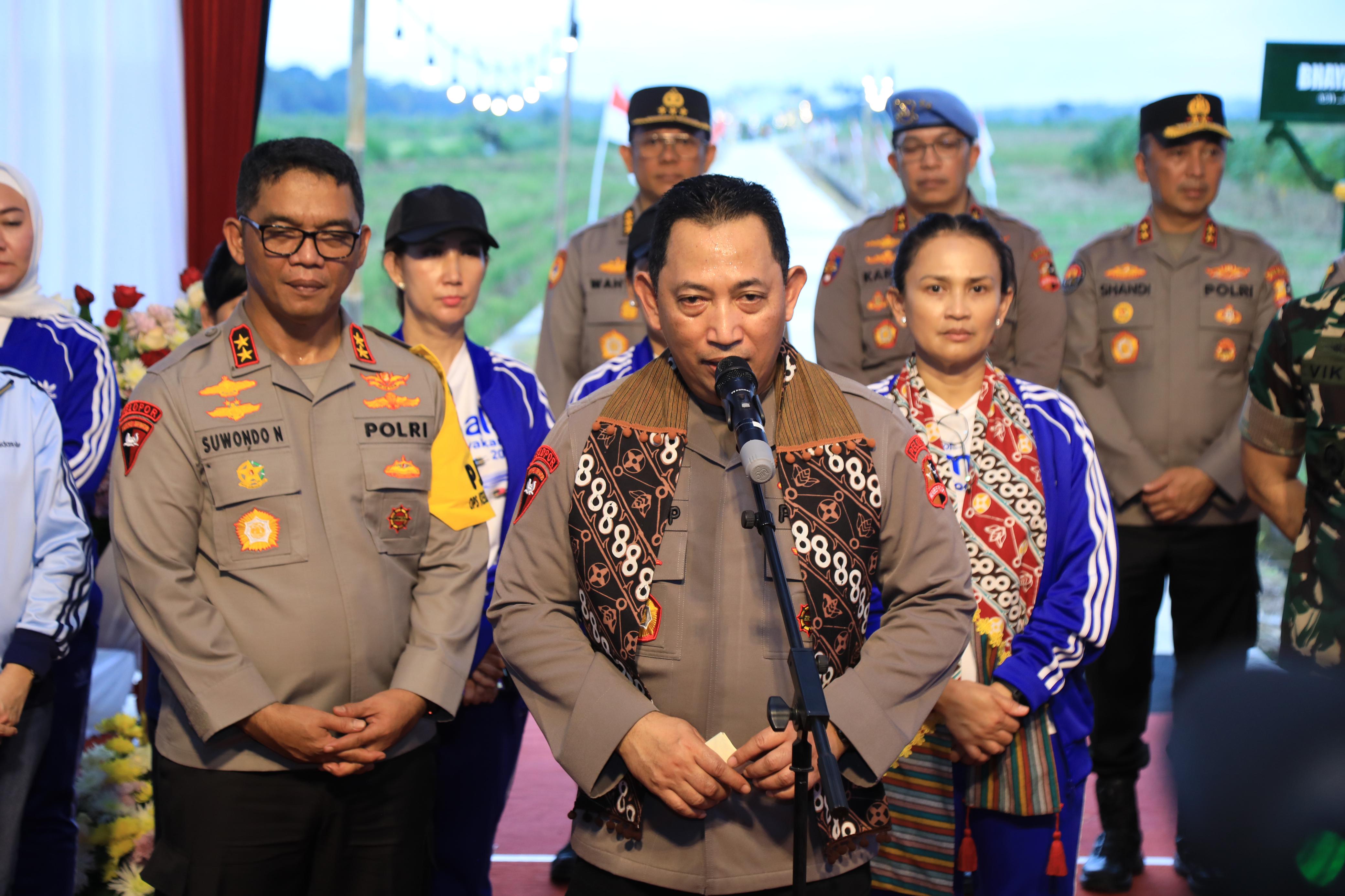 Kapolri Jenderal Polisi Listyo Sigit Prabowo saat meresmikan saluran irigasi di Kulonprogo. (Mabes Polri)