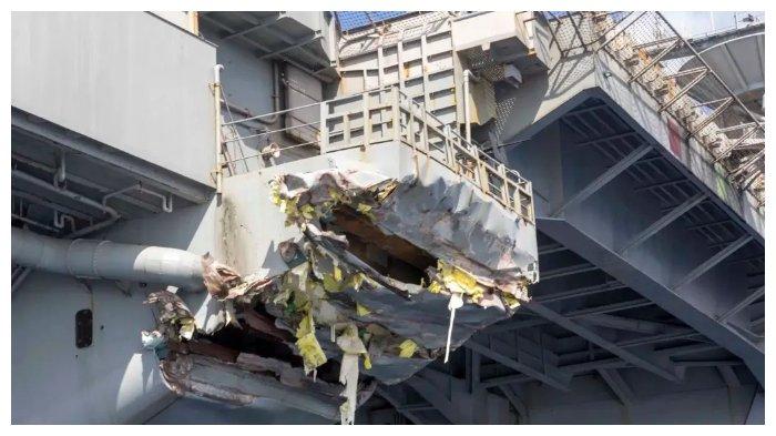 Kerusakan pada kapal induk USS Harry S. Truman setelah bertabrakan dengan sebuah kapal dagang. (Angkatan Laut AS)