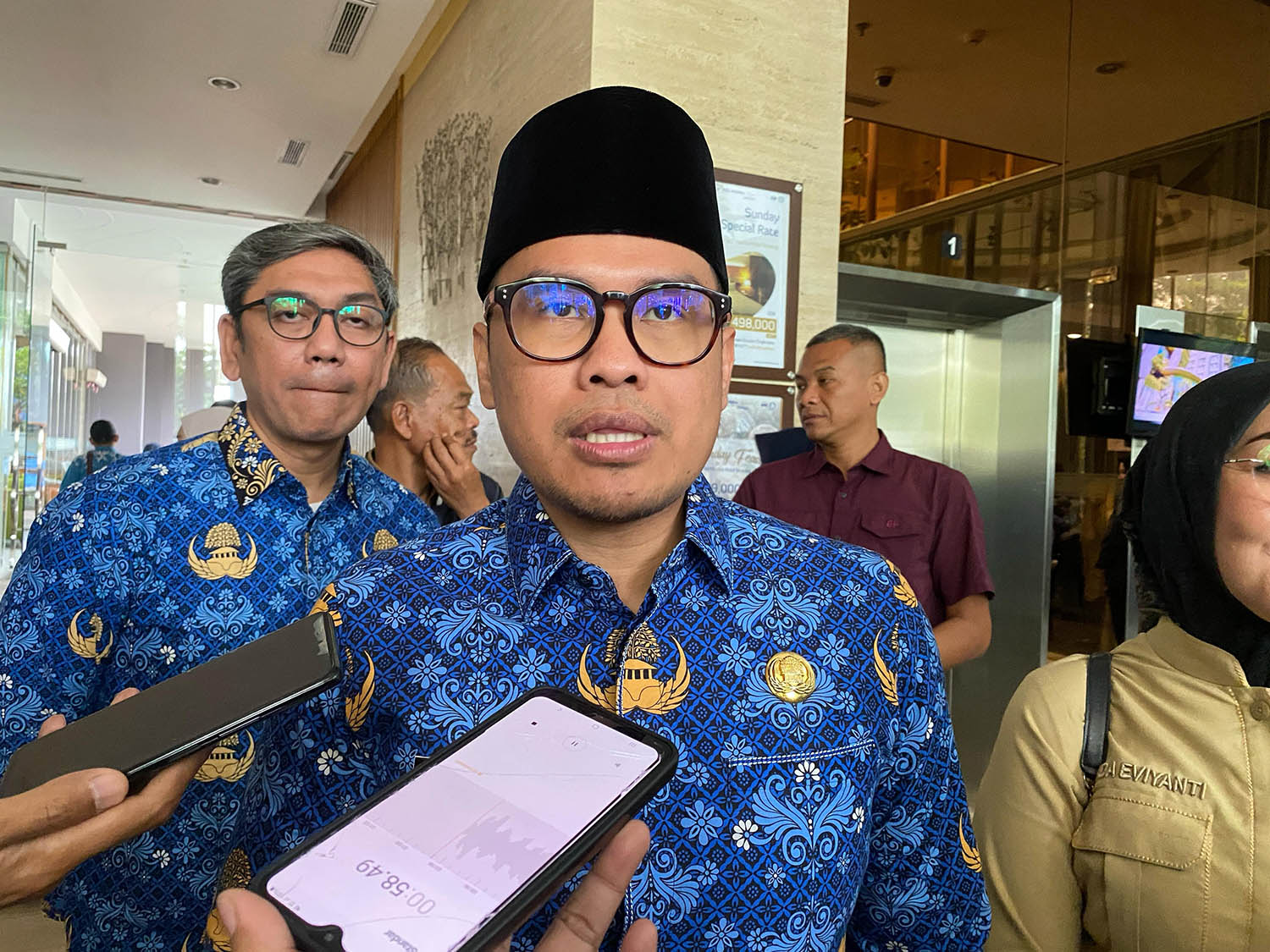 Waki Wali Kota Tangsel Pilar Saga Ichsan saat diwawancari di wilayah Serpong Utara, Senin (17/2). (Dok. Jawa Pos)