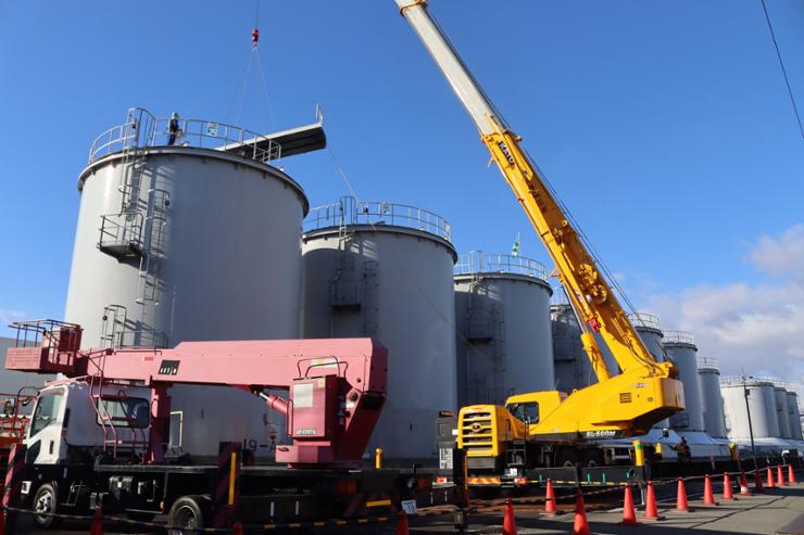 Pengangkatan tutup atas tangki area J9 di PLTN TEPCO Fukushima