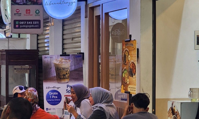 Ilustrasi orang menikmati kuliner. (JawaPos/Karina Almanda Putri)