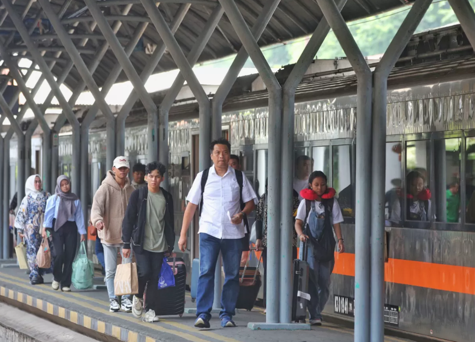Aktivitas penumpang kereta api di Stasiun Surabaya Gubeng, Jawa Timur, Kamis (6/2/2025).