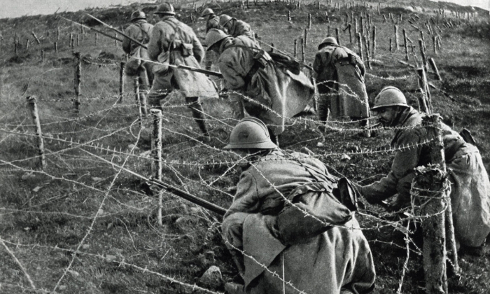 Pasukan Prancis sedang menyerang posisi musuh di Verdun pada tahun 1916. (Dok. Posterazzi)