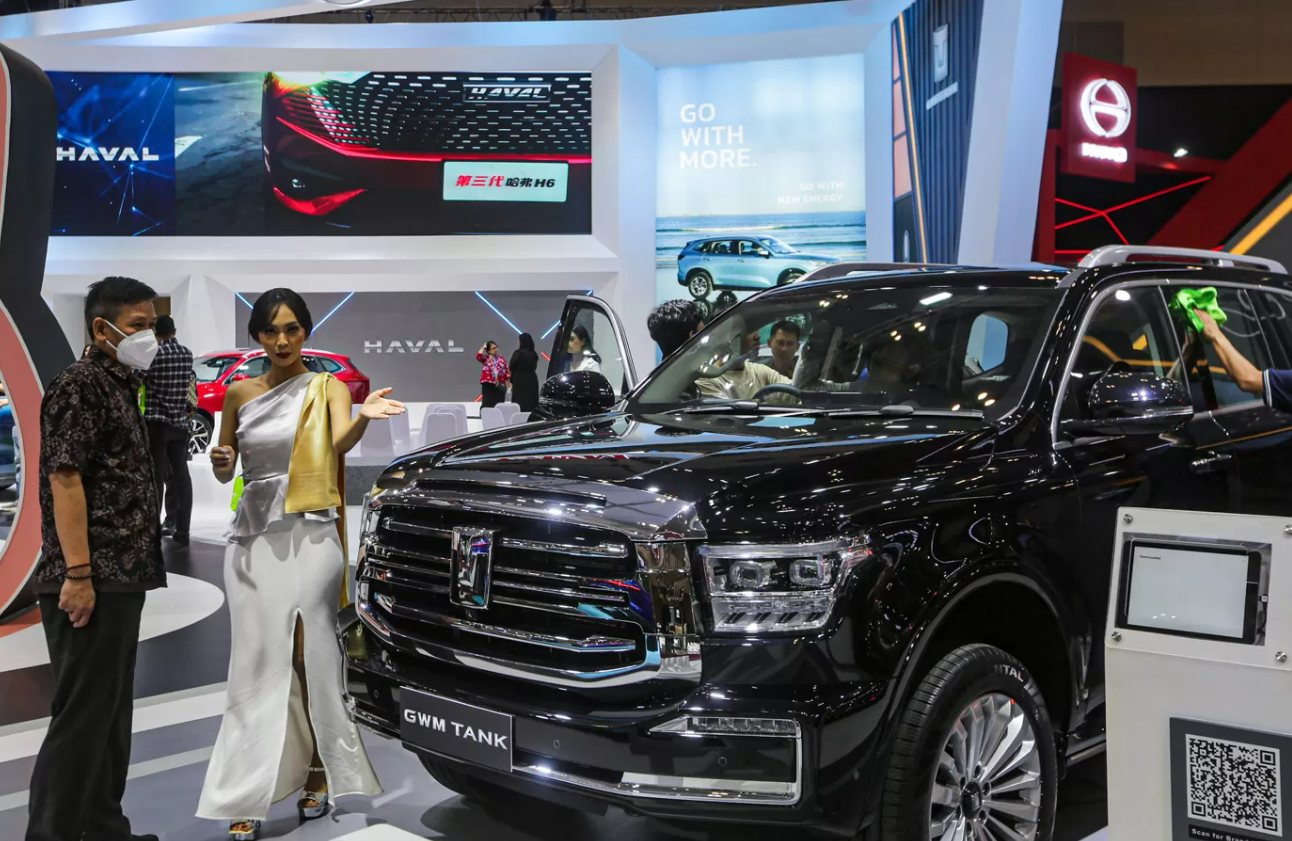 Pengunjung melihat mobil GMW di GIIAS 2023 di ICE BSD City, Tangerang Banten, Kamis (10/8/2023). (Salman Toyibi)