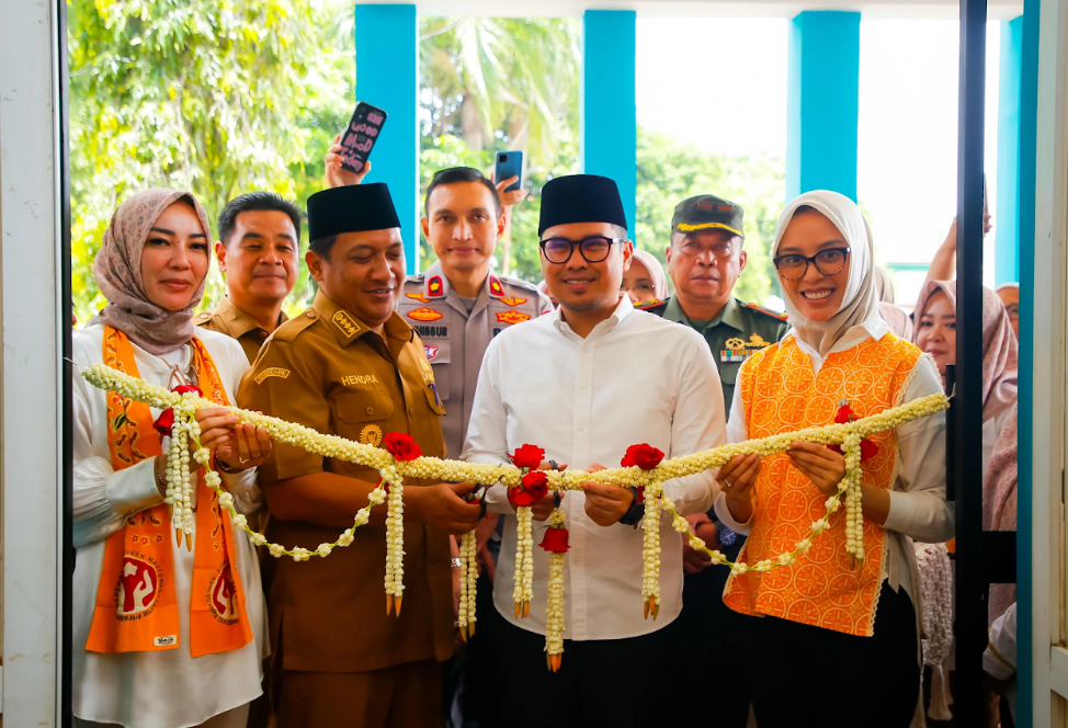 Wakil Wali Kota Tangerang Selatan, Pilar Saga Ichsan meresmikan Galeri Dekranasda dan UMKM Kecamatan Pondok Aren pada Selasa (25/2).