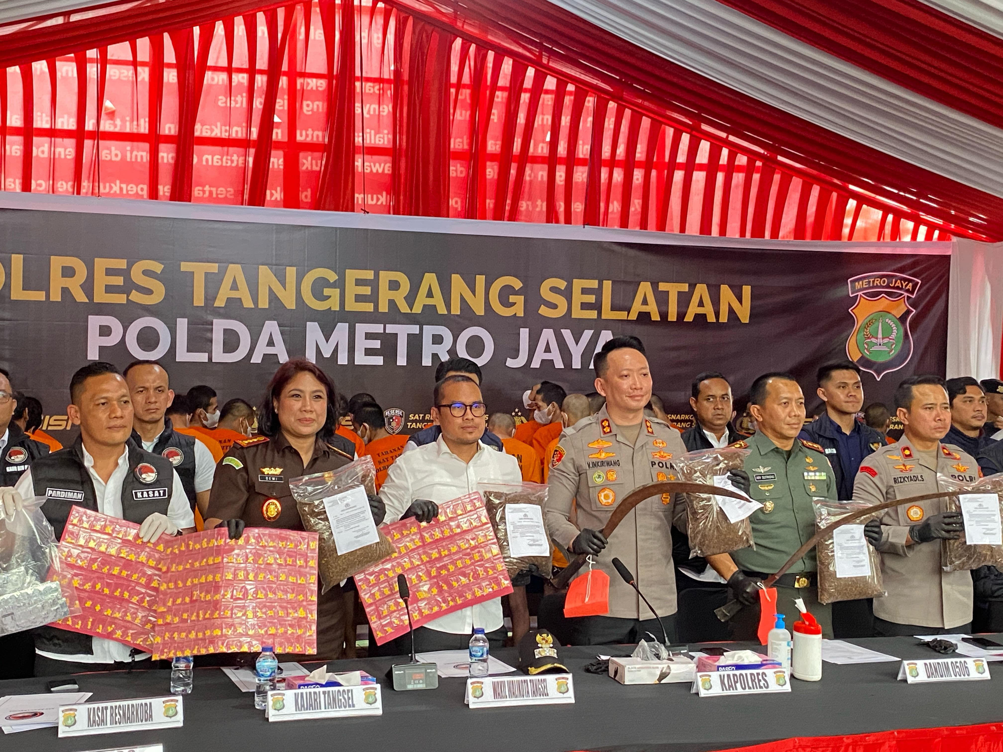 &nbsp;  Polres Tangsel menunjukin bukti penyitaan narkotika di Januari sampai Februari 2025 di Mapolres Tangsel, Serpong, Selasa (25/2).&nbsp;