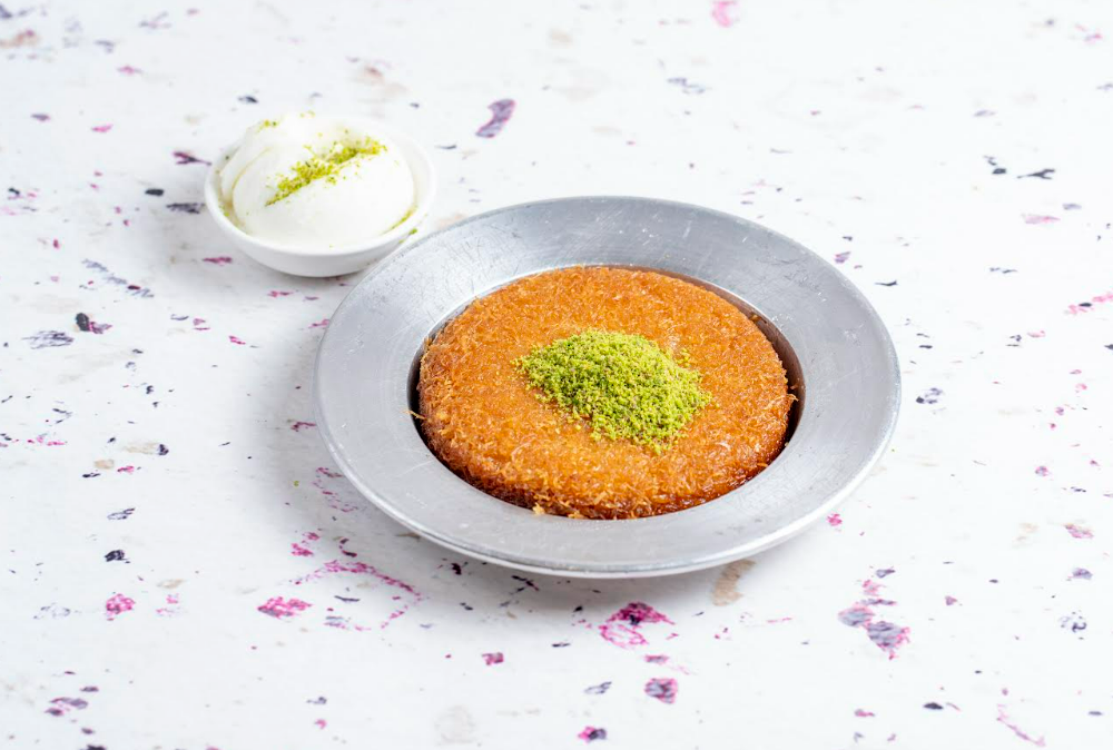 Knafeh merupakan hidangan khas dari Palestina yang disajikan saat bulan Ramadhan