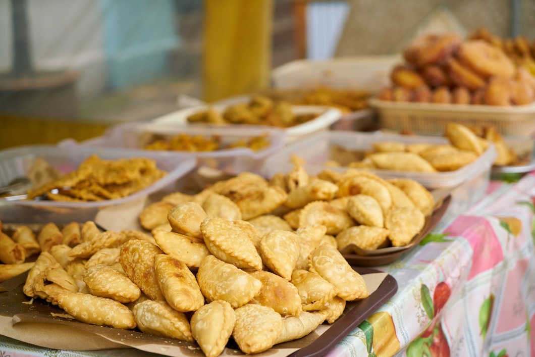 Aneka gorengan merupakan sajian yang paling banyak dicari sebagai menu berbuka puasa saat bulan Ramadhan. (Dok Freepik/freestockcenter)