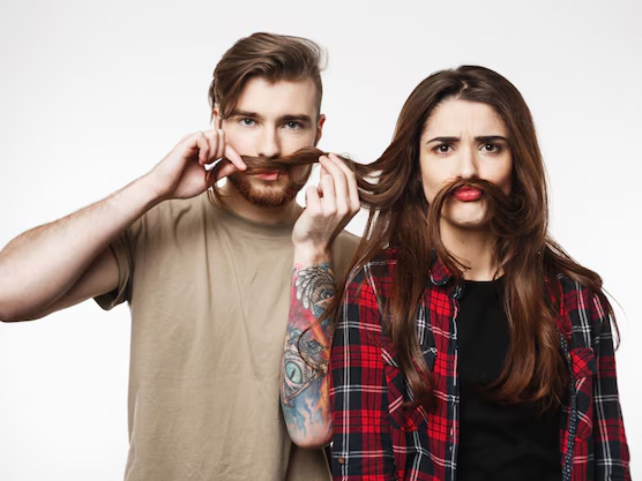 Ilustrasi foto dua orang memainkan rambut sebagai kumis