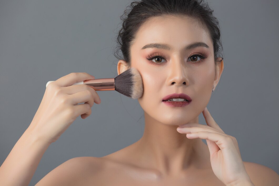 Ilustrasi seseorang sedang memakai blush on