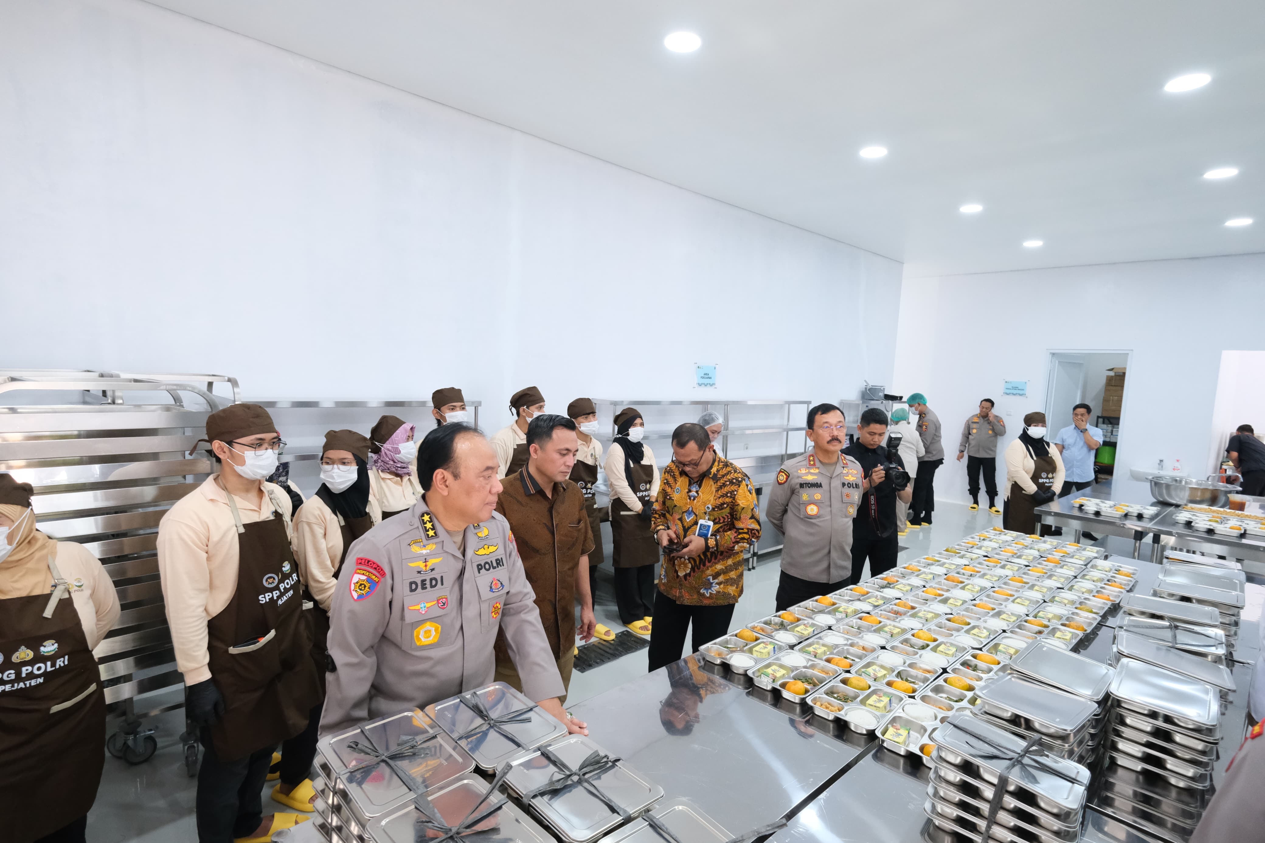 Uji coba kegiatan memasak dan pendistribusian Makan Bergizi Gratis (MBG) di dua Satuan Pelayanan Pemenuhan Gizi (SPPG) yang baru dibangun. (Mabes Polri)