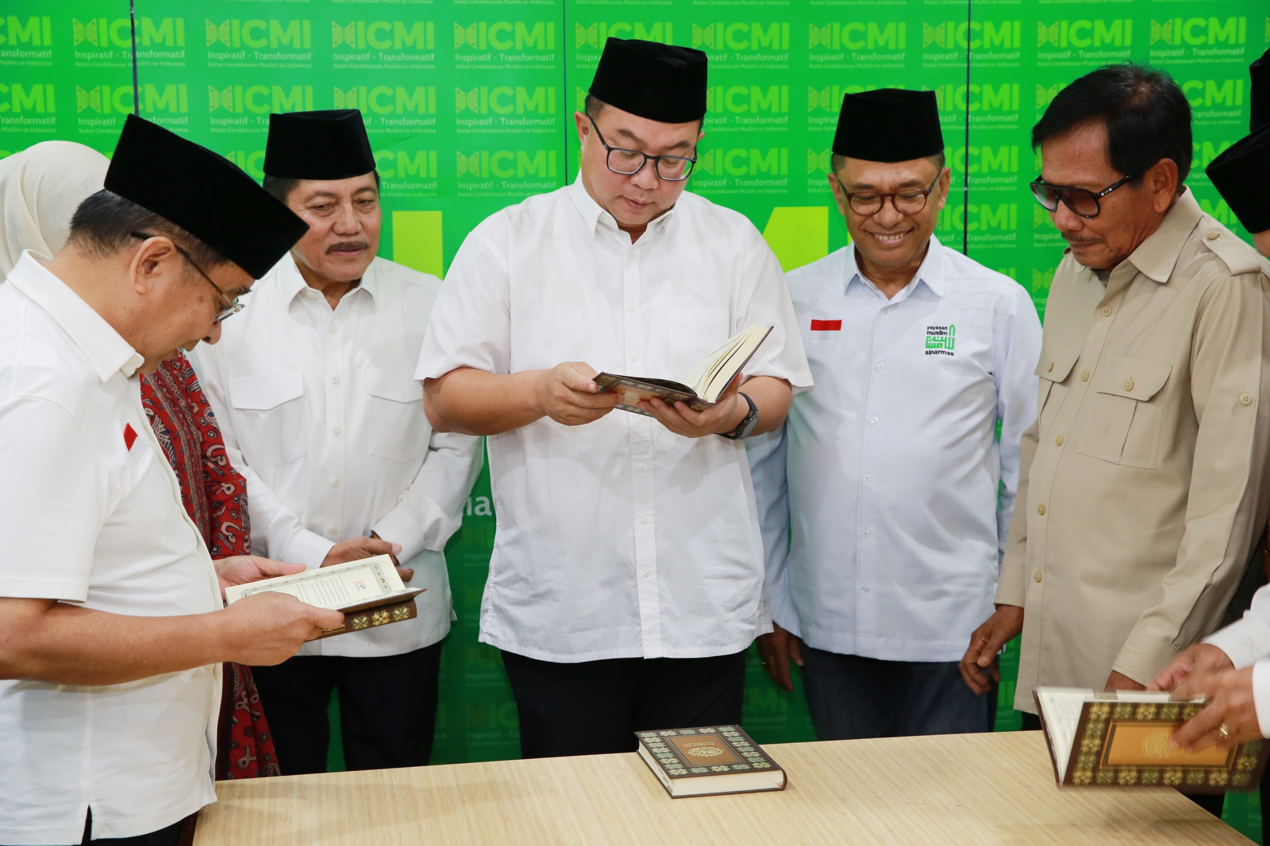 Sinar Mas dan APP Group Wakafkan Ribuan Alquran kepada ICMI. (Dok. Sinarmas)